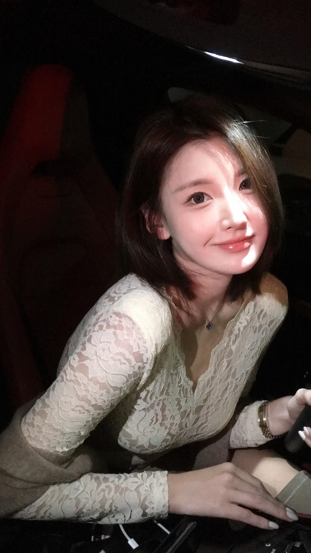 做人不要自作聪明，不揭穿你的人，
都是在给你留面子，做事不要自以为是，
比你厉害