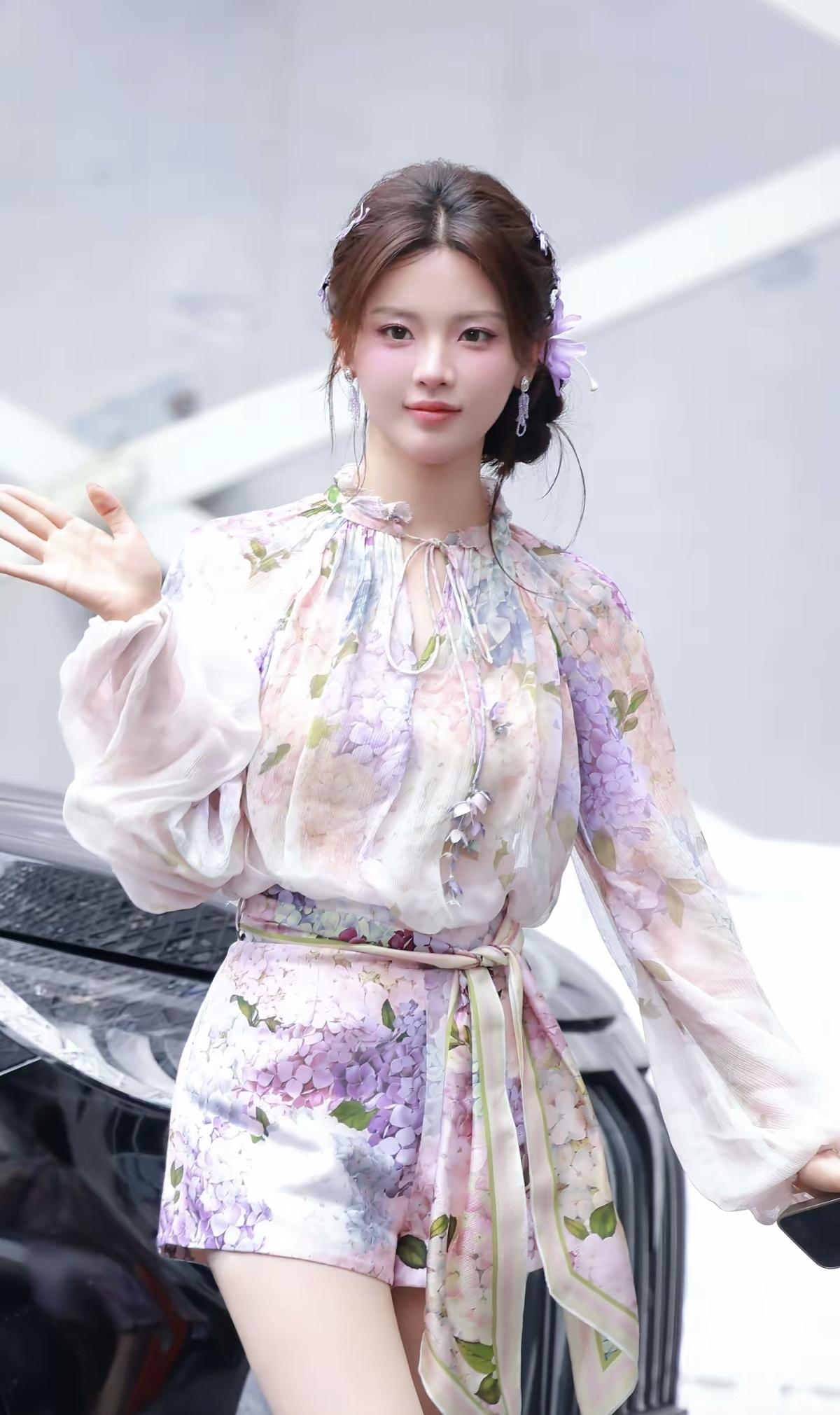 杨超越的造型师太会了！把绣球花穿在身上，温柔又灵动，每一帧都像壁纸级别的美貌暴击