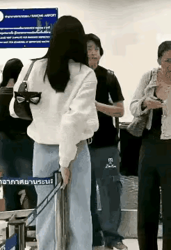 不是，这干嘛呢
这也不是坐的地啊
这样的行为极其危险，非常不建议
另外这个杆子人