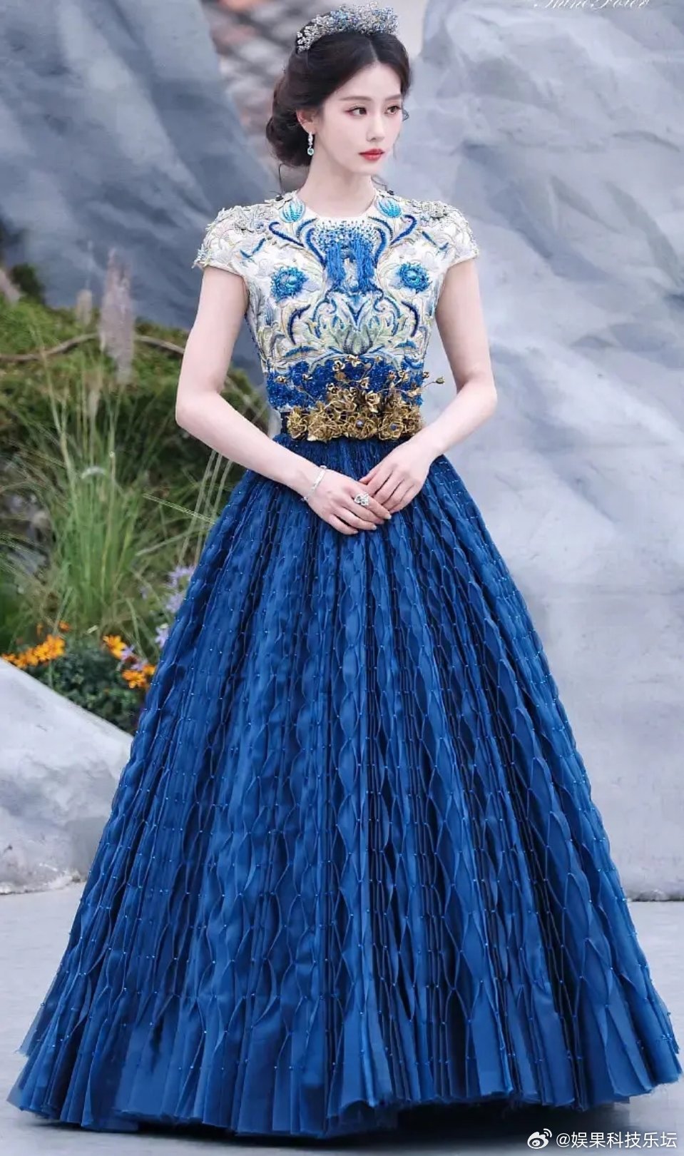 白鹿穿上公主裙更美了，蓝色公主 