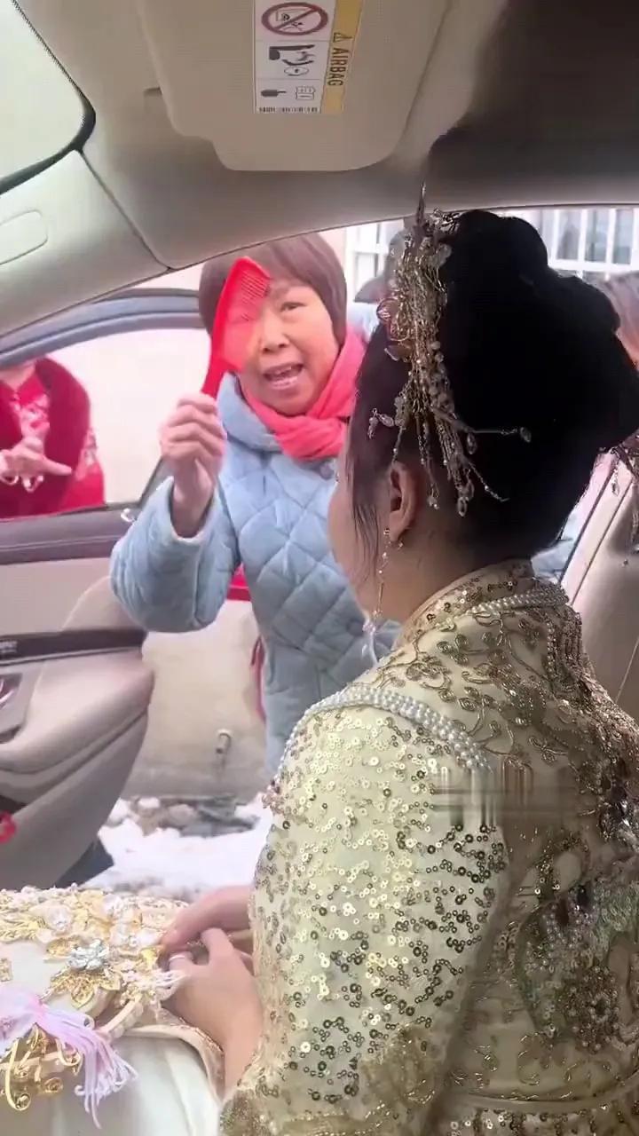 这是什么离谱的习俗？就是公然的耍流氓！新郎新娘家里人必须反击！

一段网络视频，