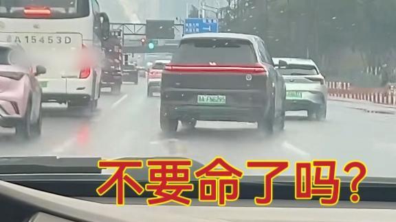 失控的“幽灵车”：大白天上演死亡蛇形走位，车内司机究竟发生了什么？

1月30号