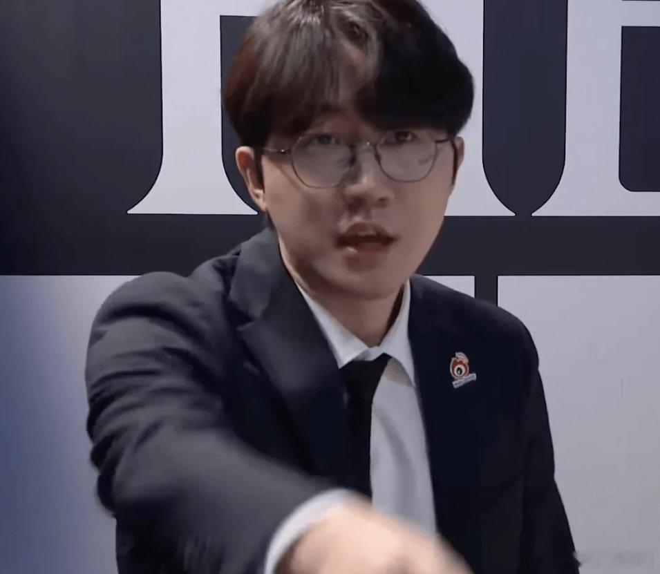 丹妮：谁还不是个冠军教头呢[doge]wbg明星选手也得挨训Daeny很有权威感