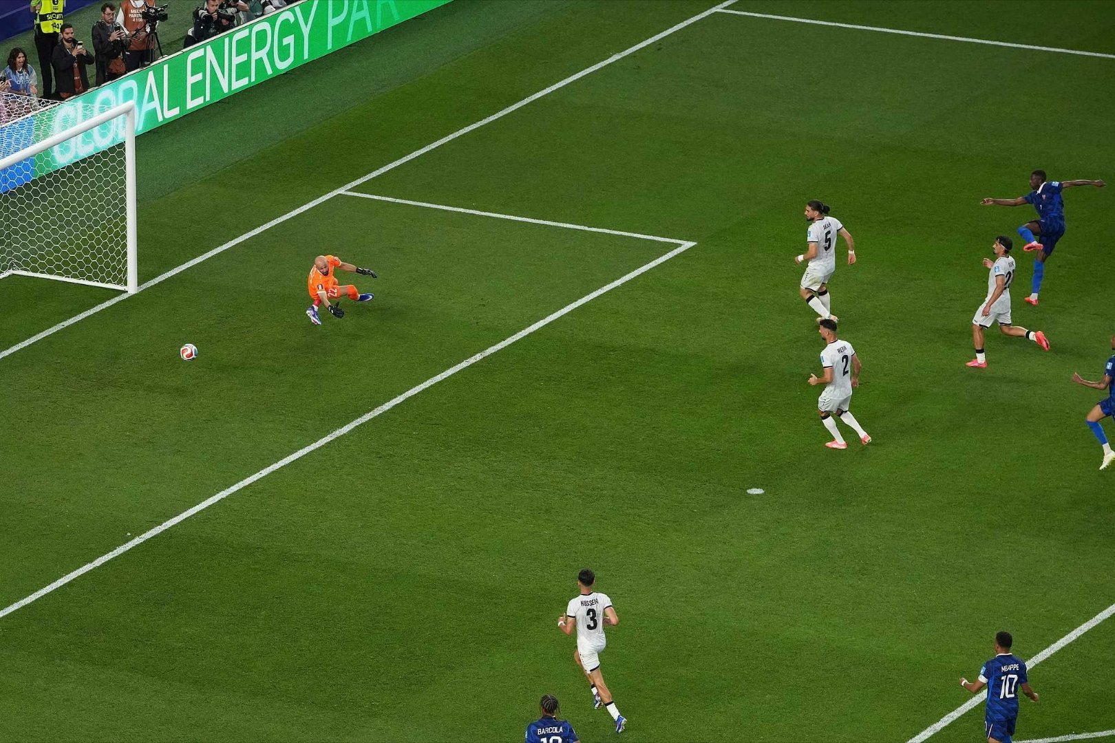 世界杯-法国3-0伊拉克提前出线 姆巴佩双响登贝莱传射北京时间6月23日凌晨5点