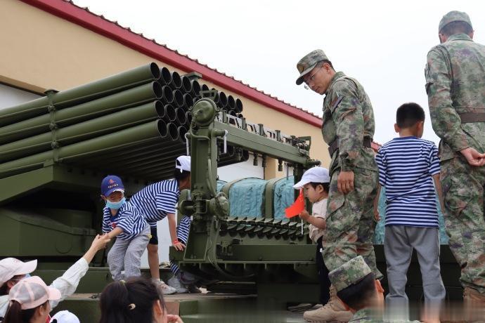 陆战队某旅的GBL113型火箭布雷车和双35高炮 ​​​