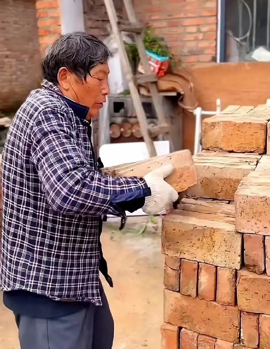 树兰盖个房被全村盯着土锹，哥俩先走一步的阴影太大，他爹当年一锄头下去，家里就像被