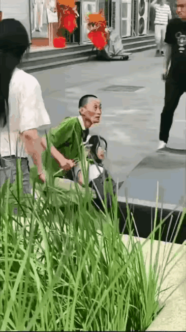 匪夷所思，，一大爷用剪刀劫持一位年轻的女子，引起多人围观和对峙，在大爷分散注意力