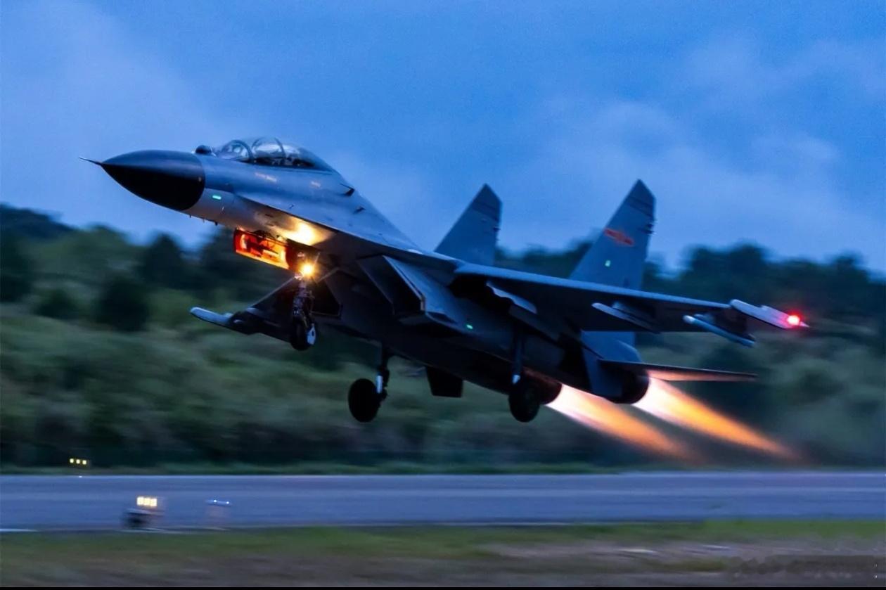 老机美图东部战区航空兵某部紧贴实战标准，开展多课目、高强度、跨昼夜飞行训练，淬炼