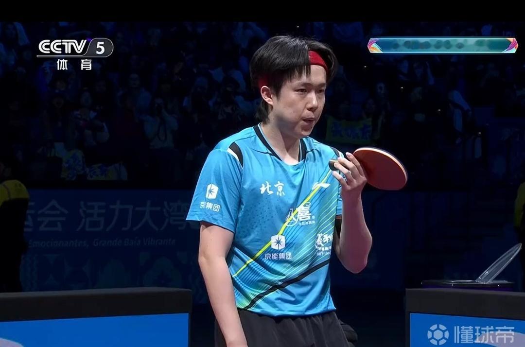 樊振东3-1再胜王楚钦后出现的搞笑一幕，让球迷既感到好笑，又感到心疼。
在刚刚进