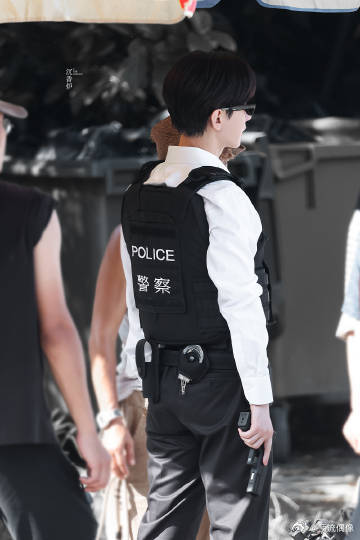 成毅无边框眼镜熟男感无边框设计衬得成毅五官舒展干净，卸下仙侠缥缈滤镜，转身成为内