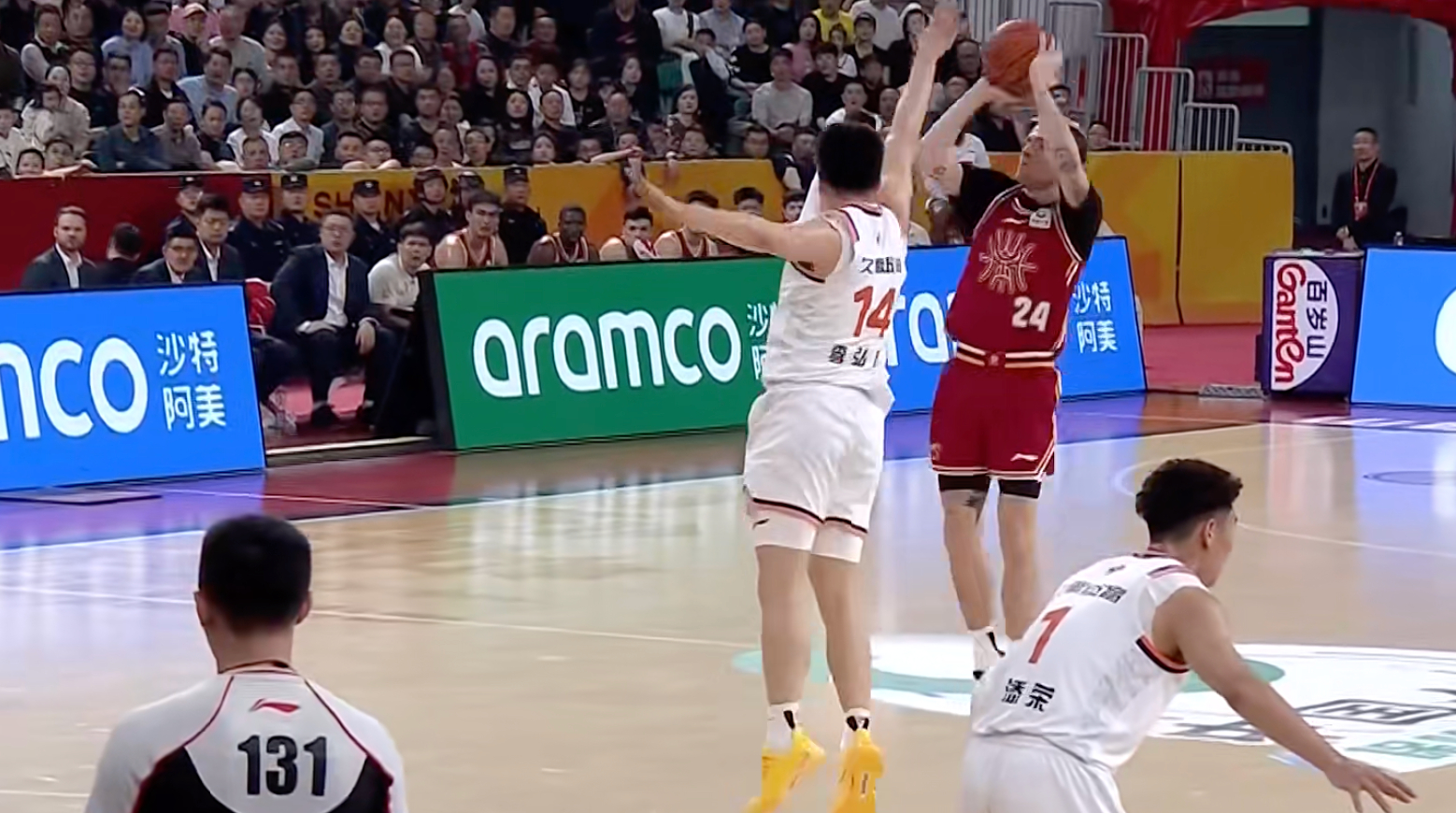 盖伊今天三分真猛！三节没打完进了6个了，已经刷新了他在cba的单场三分命中数纪录