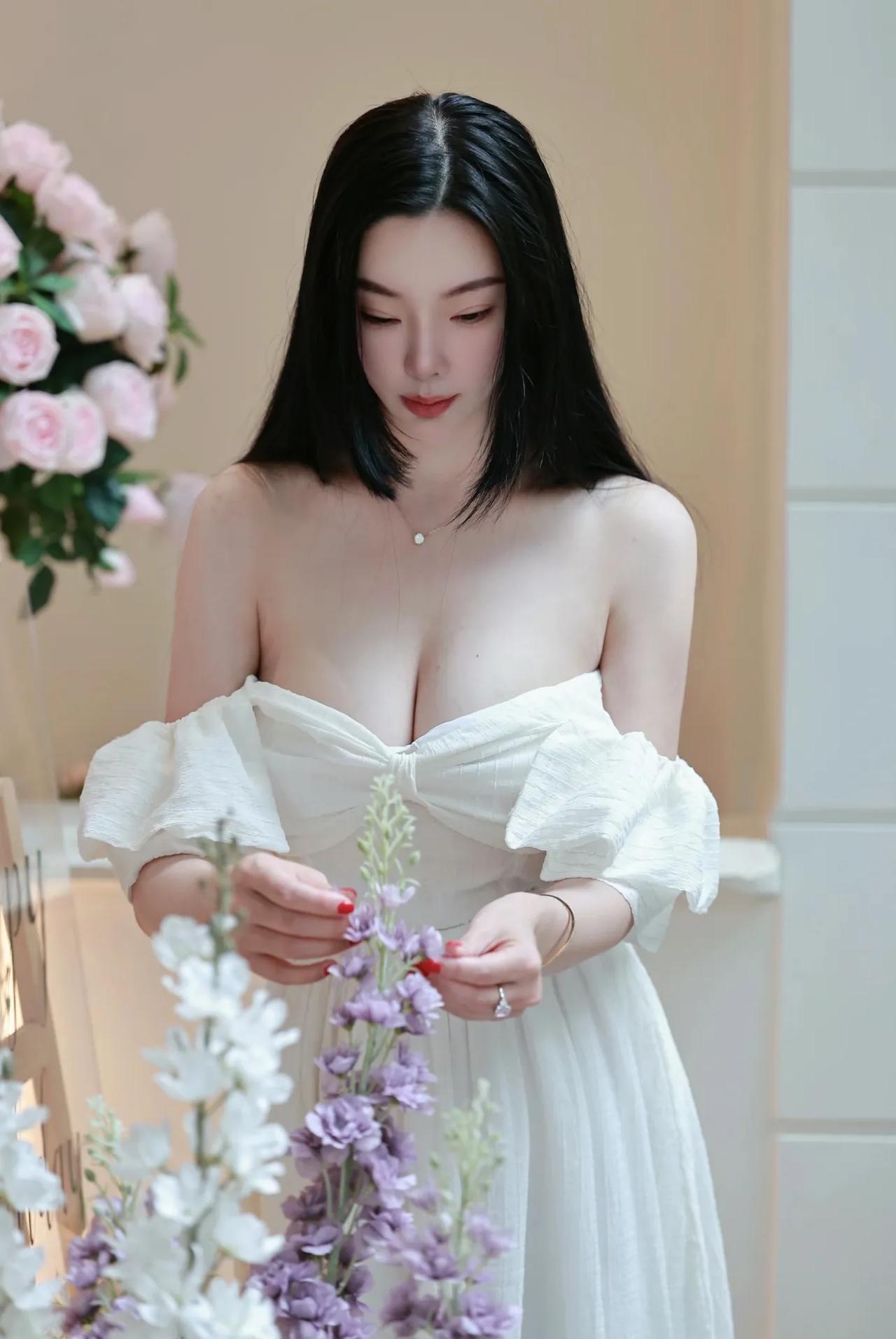 个斑马，花店的老板娘长得好刮气啊，我从来没有见过这么刮气的女人，长得很像周星驰电