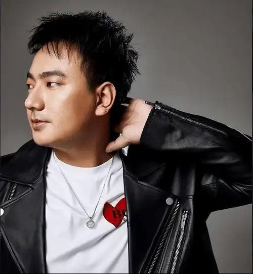 你有没有突然反应过来？海来阿木今年才33岁啊！明明年纪轻轻，手里攥着的爆火代表作