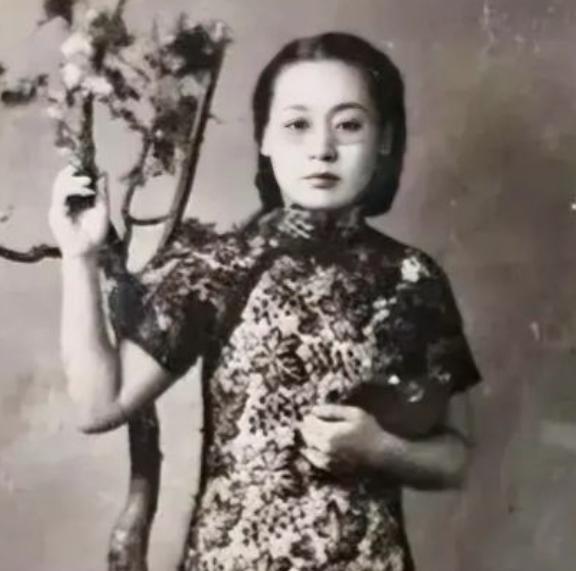 1943年，女特工邓静华炸毁日伪机关后，逃亡城外，不想日军穷追不舍，她被迫驾车过