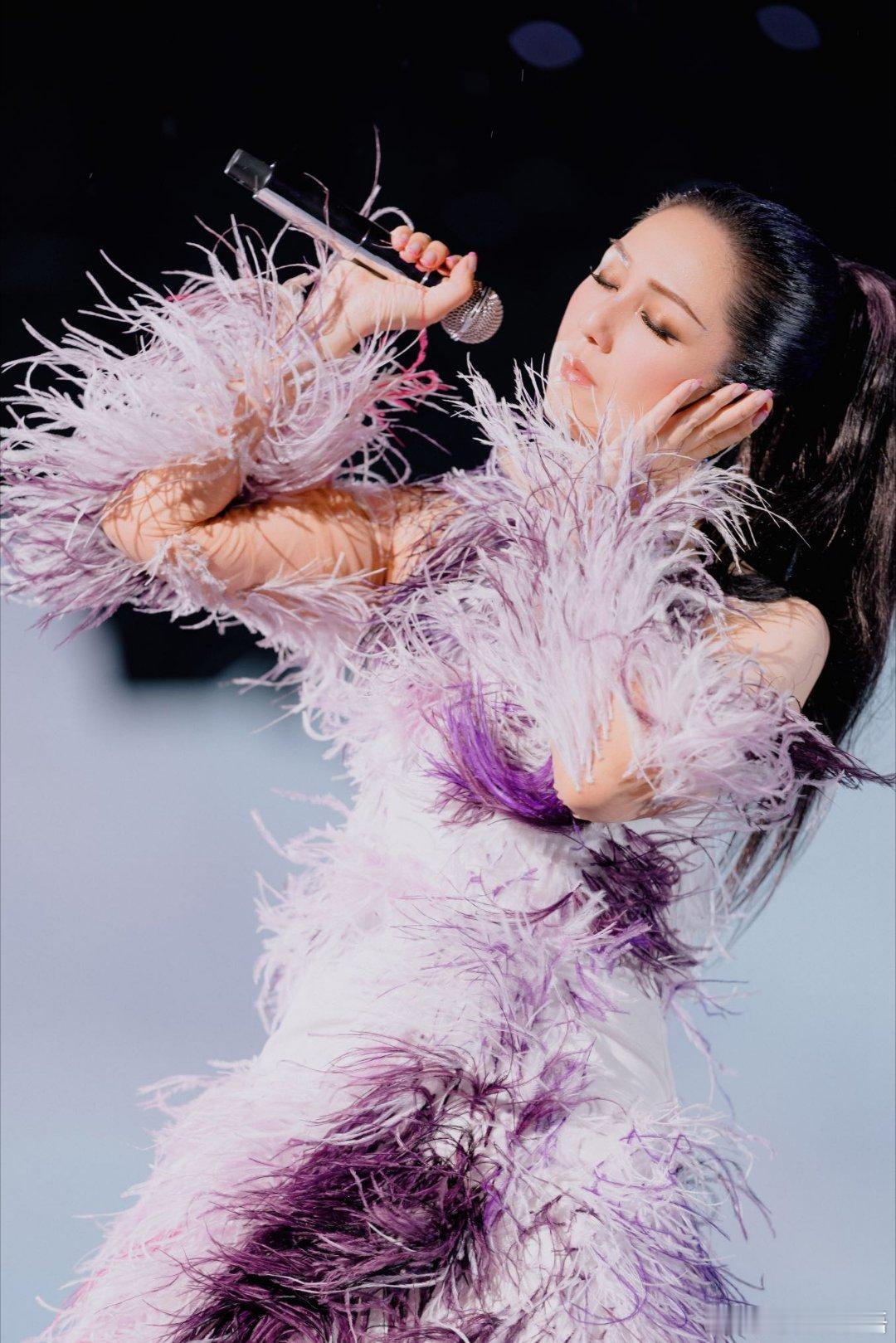 杨千嬅演唱会连唱获赞谁看完8.8天津站不夸杨千嬅状态封神！放了一个月长假充电归来