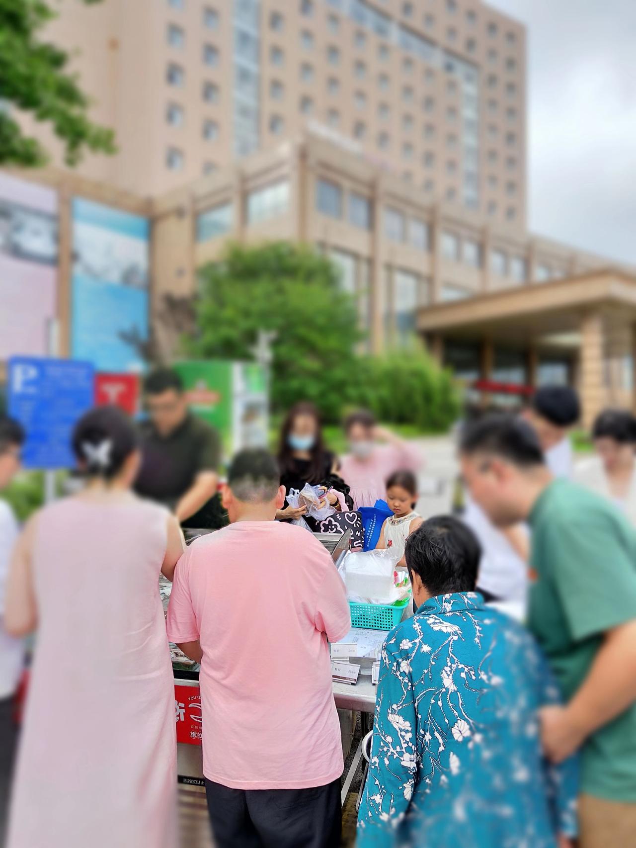瓦房店某酒店摆地摊