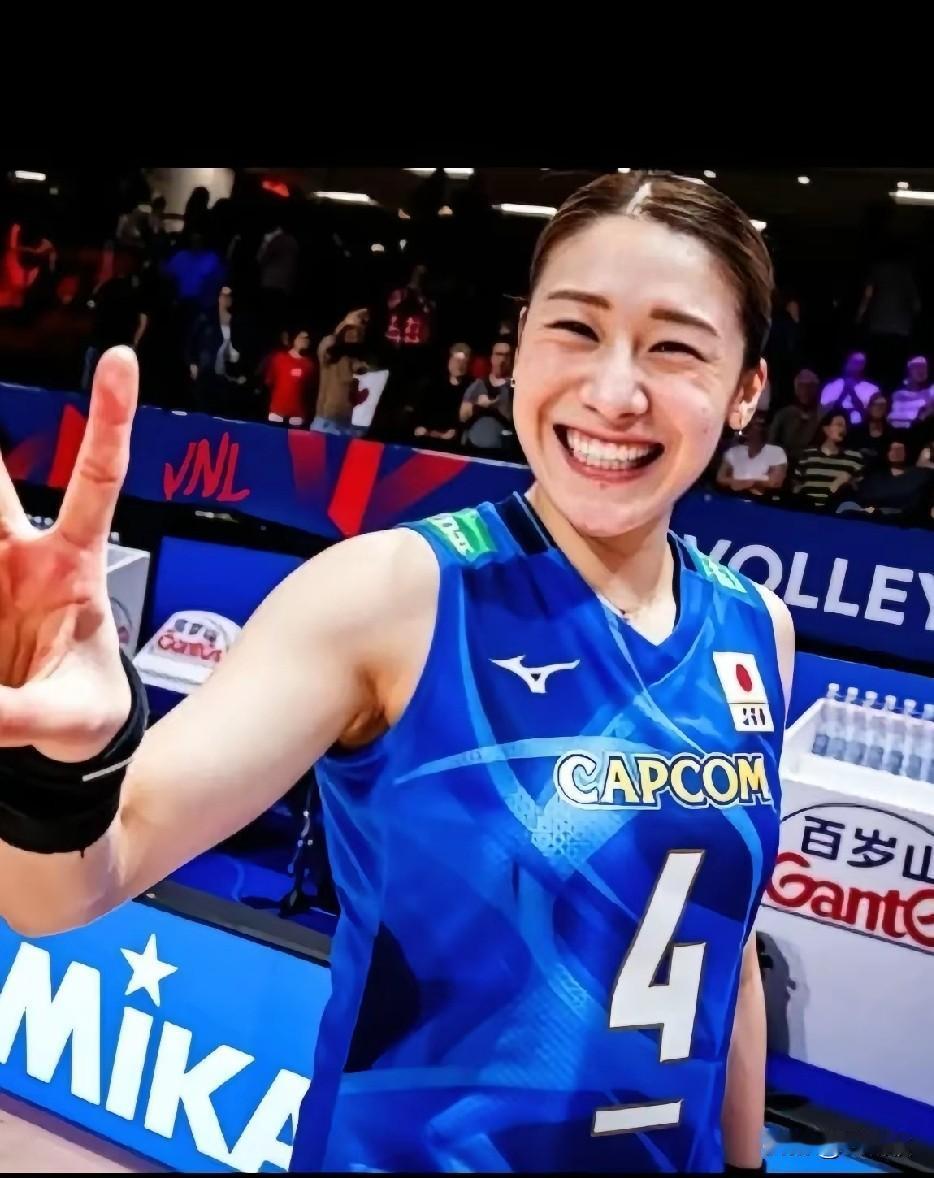 个人感觉石川真佑的颜值要高于佐藤淑乃，石川真佑属于邻家大姐型，大气耐看！佐藤淑乃