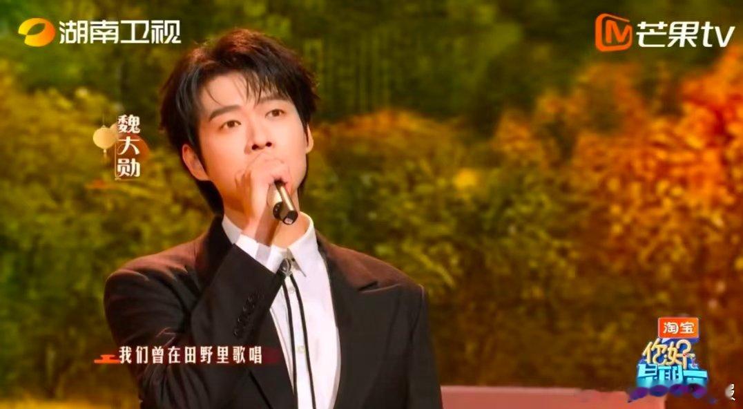 魏大勋唱风吹麦浪你好星期六 黑西服唱《风吹麦浪》太有味道了，复刻李健的神情和嗓音