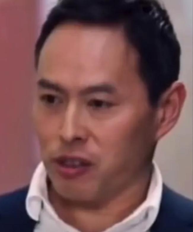 澳大利亚著名的反华教授李约翰，在节目中发表自己的反华观点时，主持人突然对他说，如