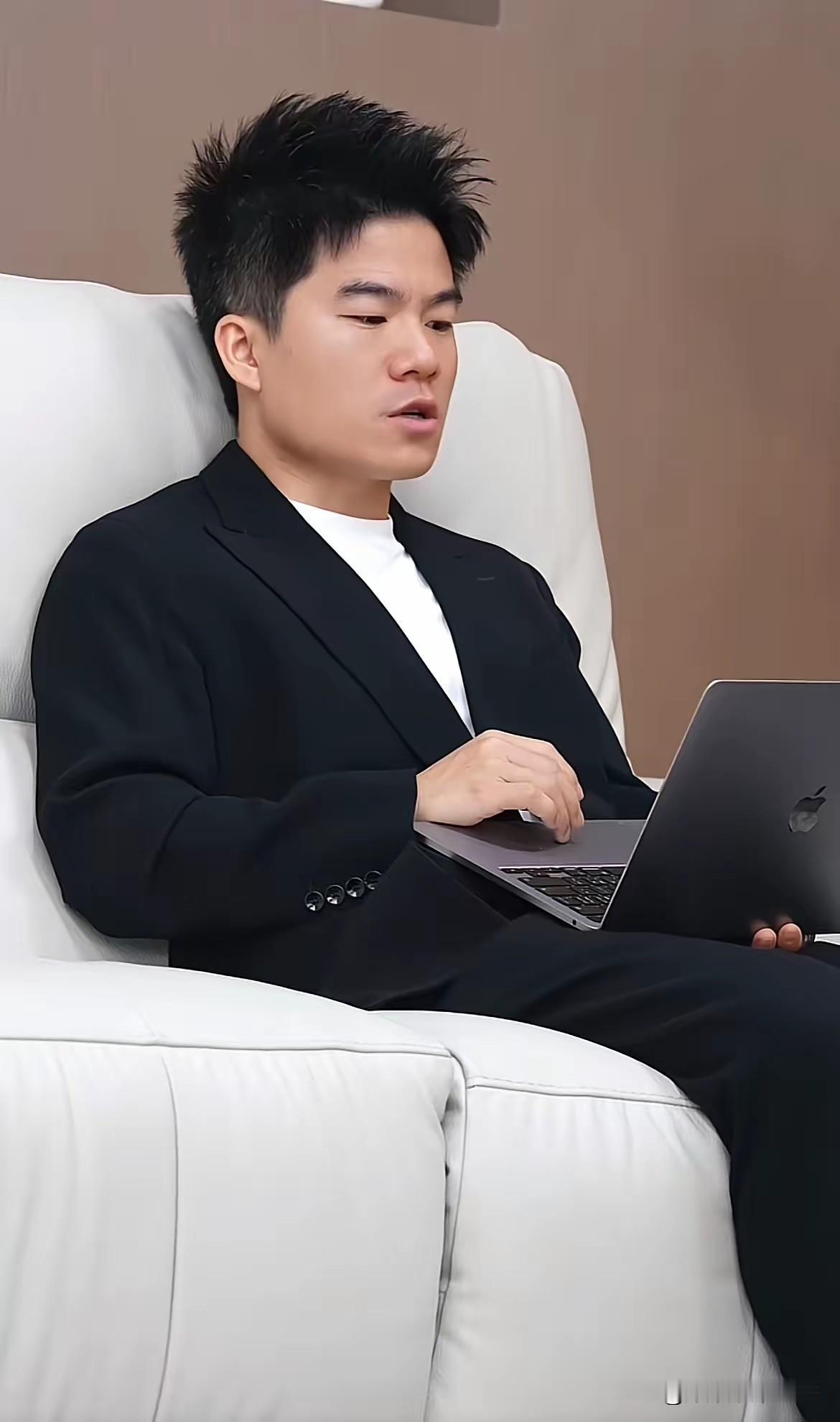 这数据出来，确实把人看傻了。

“与辉同行”这次618开门红，两天干出4.73个