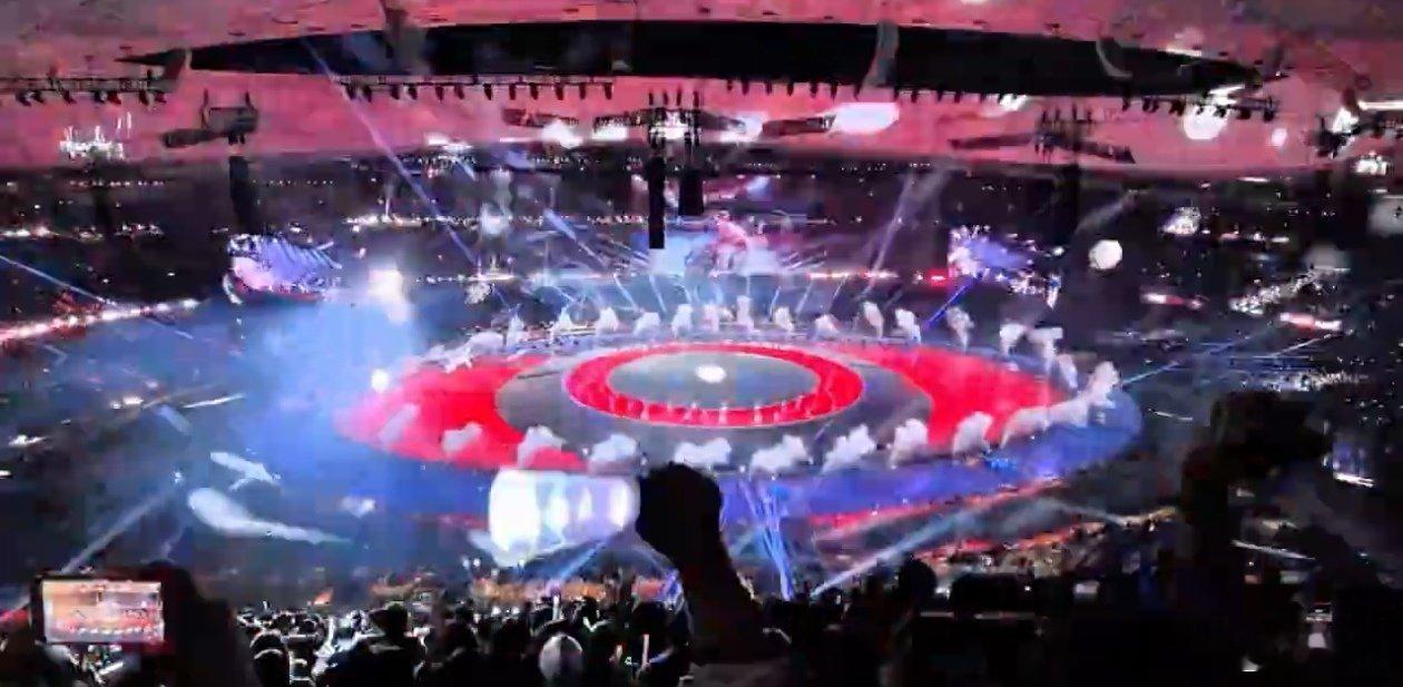 张杰鸟巢121人丝滑换装齐舞 太震撼了，鸟巢演唱会121人同台齐舞，变装镜头衔接