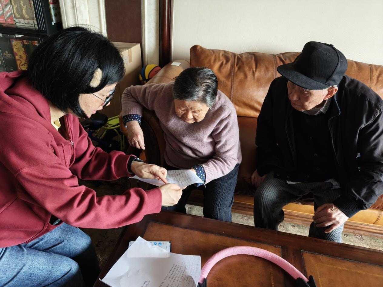 宁波江北网格员上门代办暖了老人心 异地参保的高龄老人不会操作手机办“爱心卡”，在