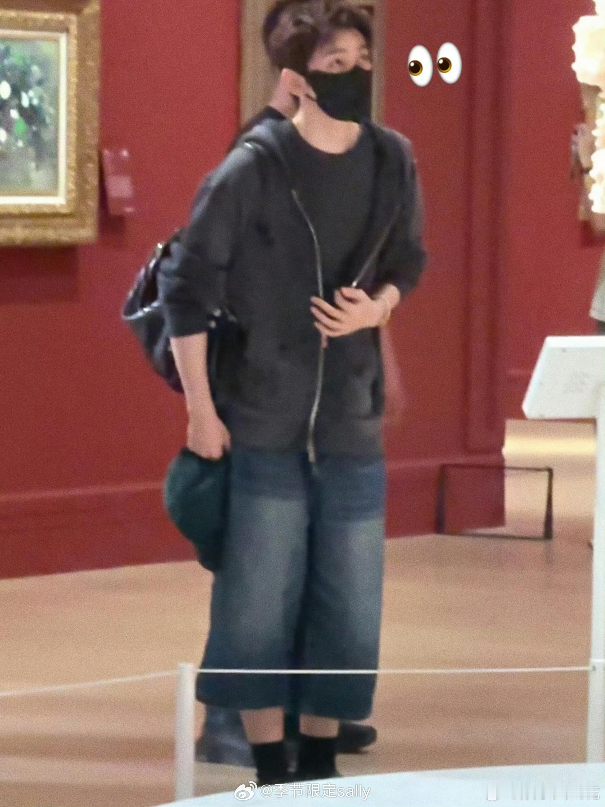 网友偶遇偶遇邓为南京美术馆看展