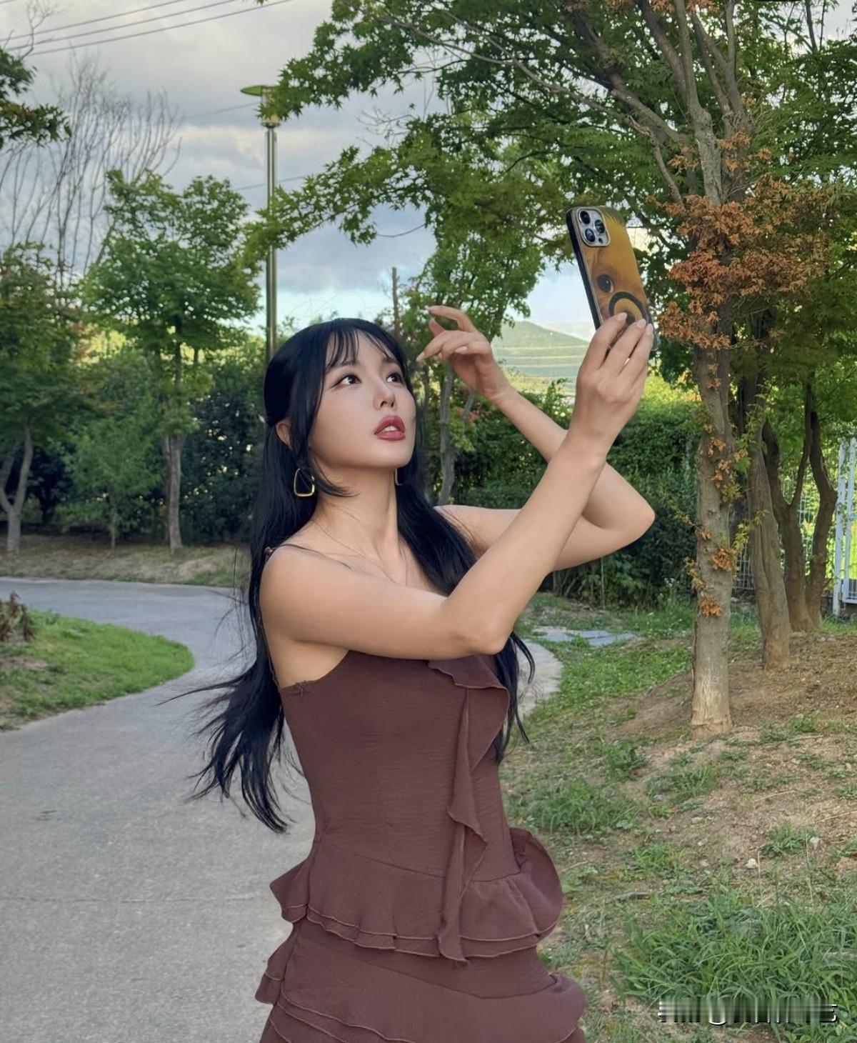 11日，歌手洪真英在个人Instagram上传了多张照片，并配文“我觉得我没有拍