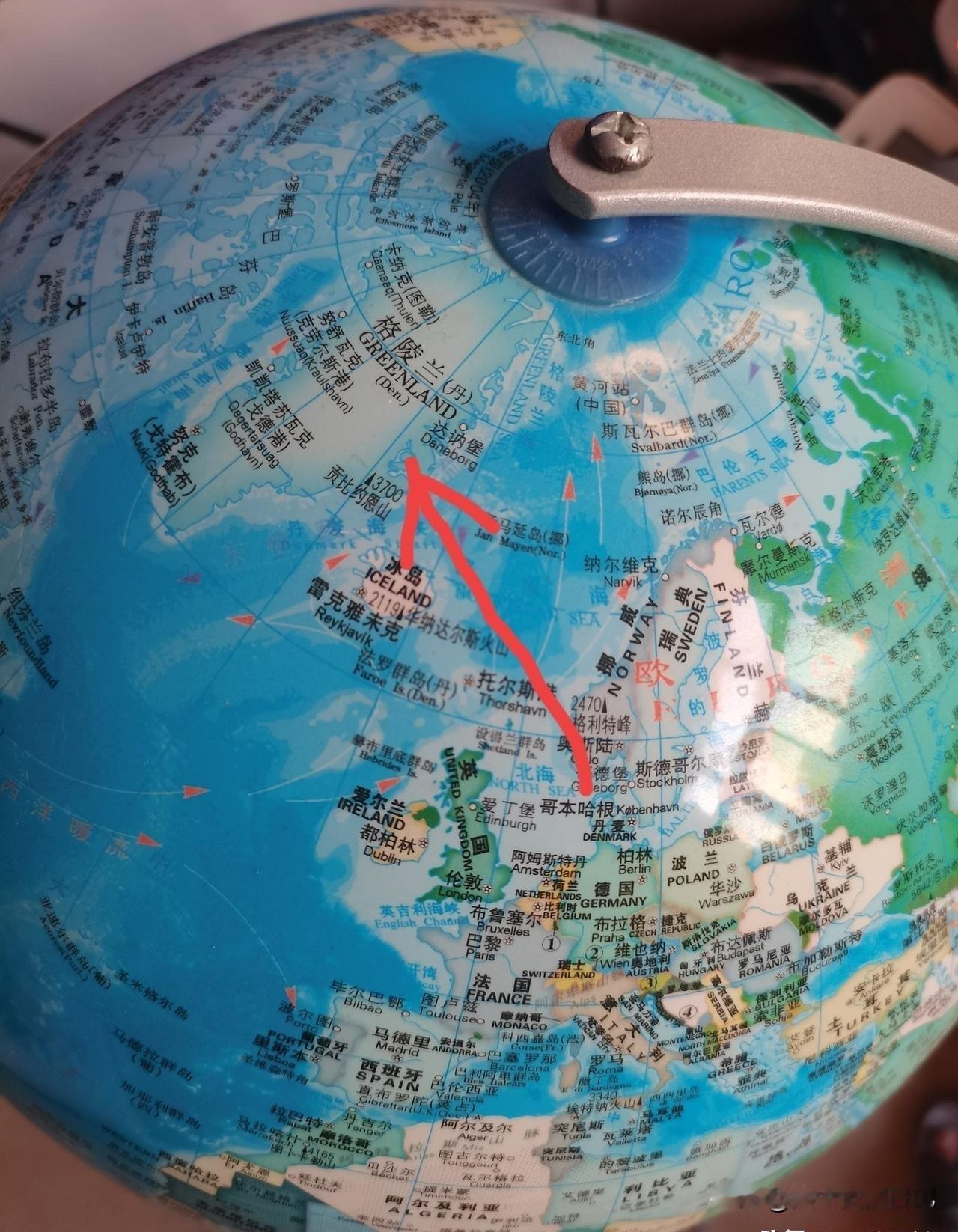 格陵兰岛最近不太平。这个丹麦的自治领地面积巨大，人口却少得可怜——关键它离美国太