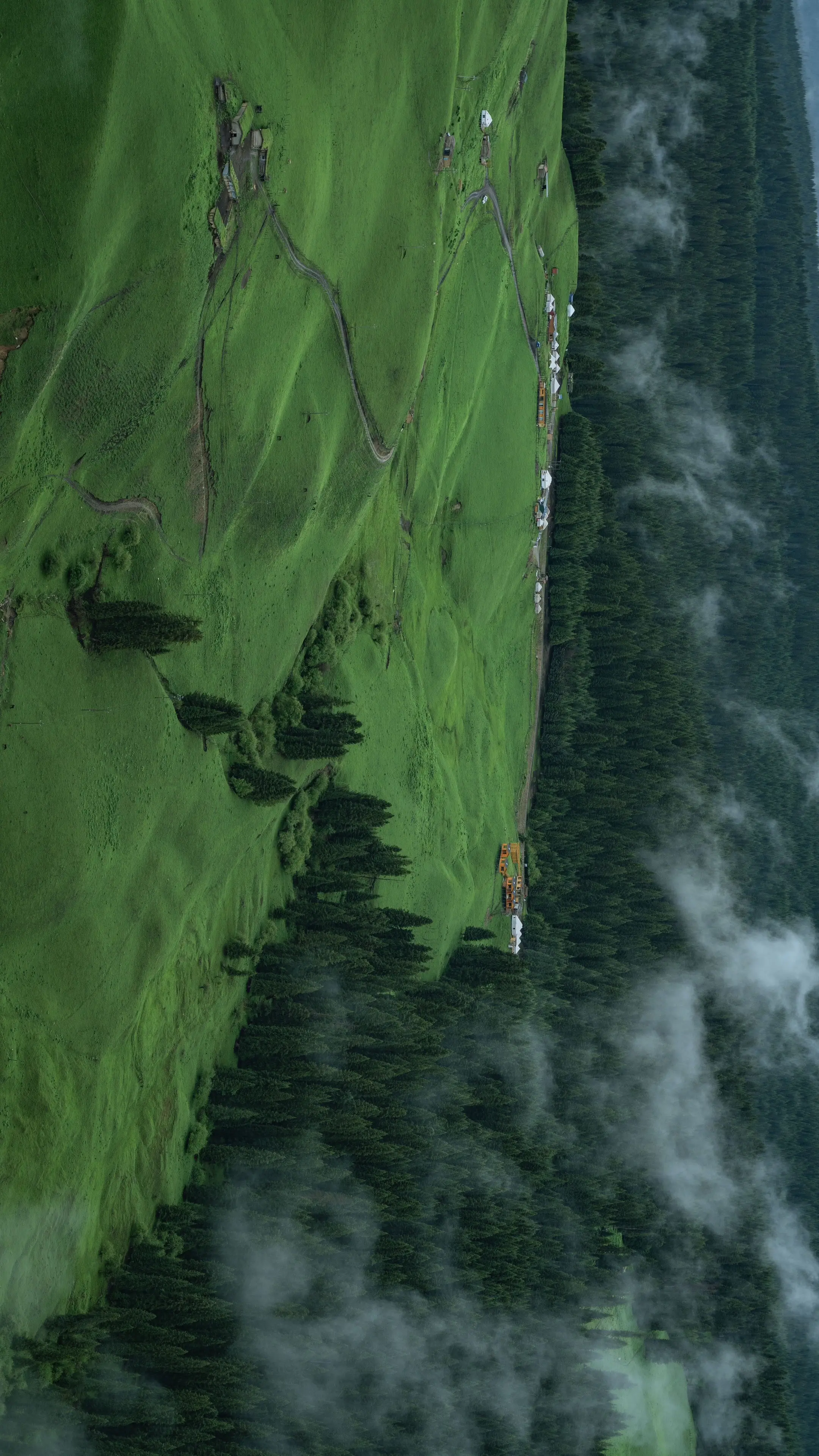 这个夏天总要去趟新疆吧。飞越五千公里奔赴新疆赛里木湖！五月冰雪消融、草...