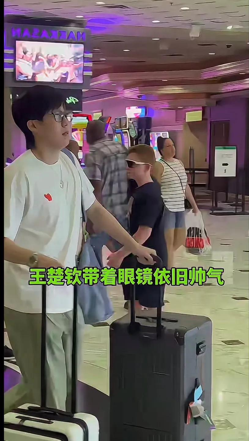 王楚钦机场帅气亮相，眼镜加行李箱，时尚感十足！🕶️🧳💃
〈大头直接太帅了〉