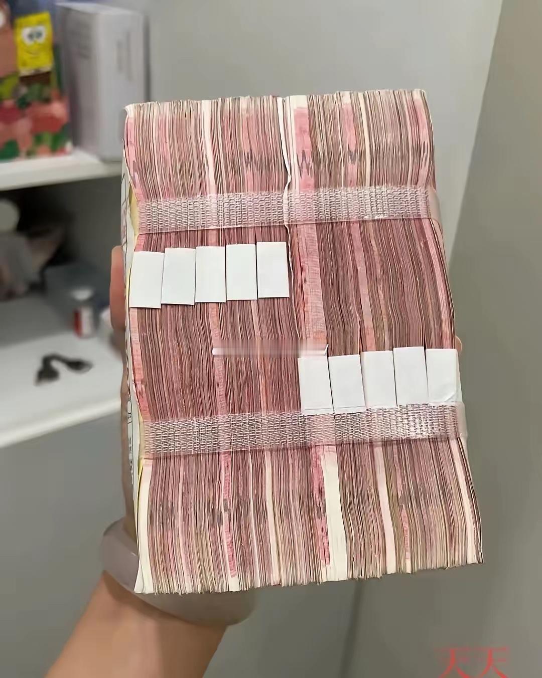 大家发现了吗
存款就是底气
普通人只要手里有十万块钱
就如今的形势来讲
你就是最