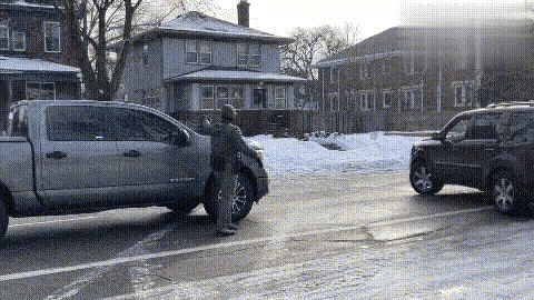 美国特工当街杀人，州长喊话ICE滚蛋，军队即将出动，内战一触即发？

美国这是要