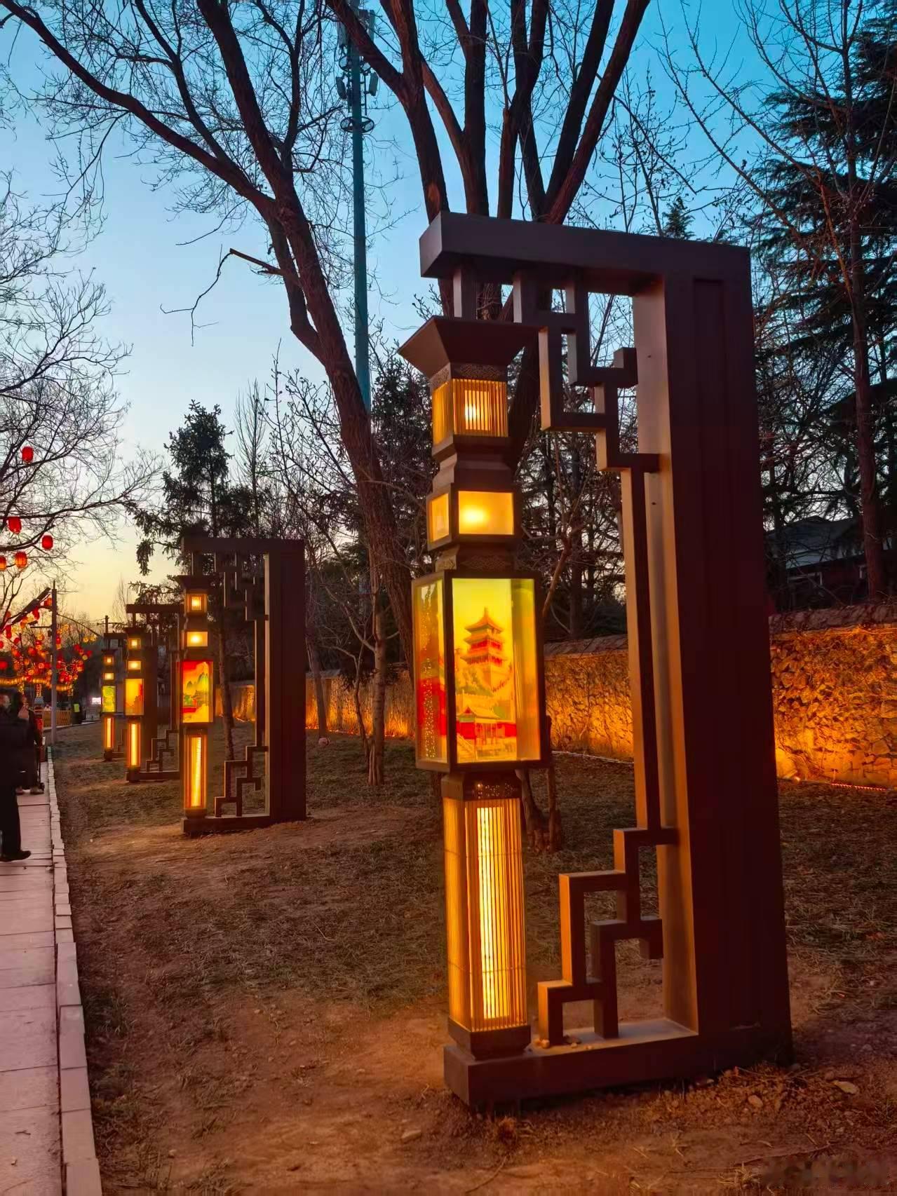 同庆街，流光溢彩，璀璨如昼。  摄影