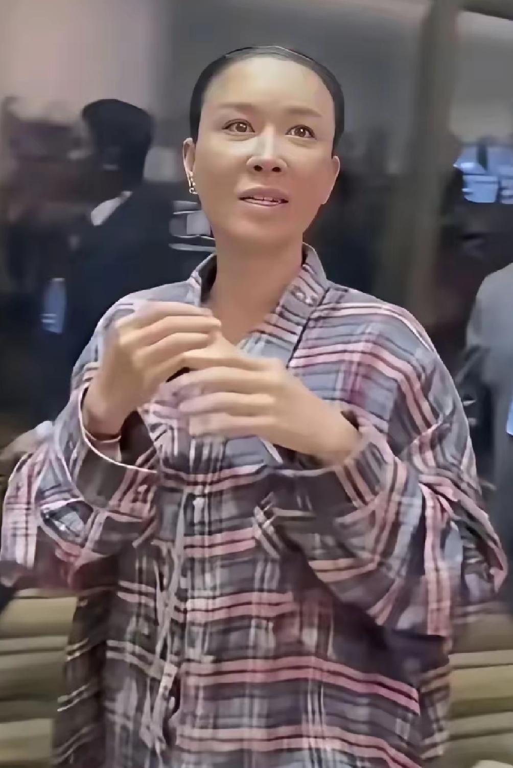 褪去红尖椒战袍的那英，卸妆后好像不一样了？这是咋了？演唱会的时候我觉得挺好的，脸