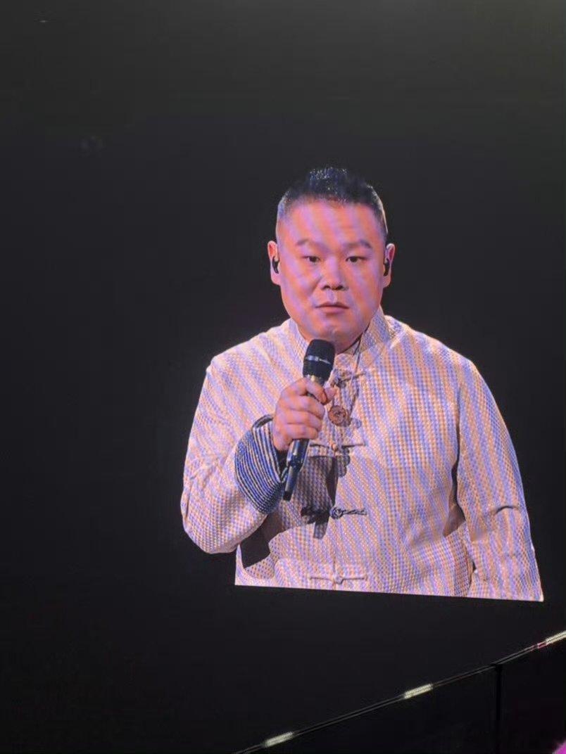 陈晓现身岳云鹏演唱会镜头捕捉到台下陈晓，笑意藏不住，看得出来这场演出让他十分尽兴