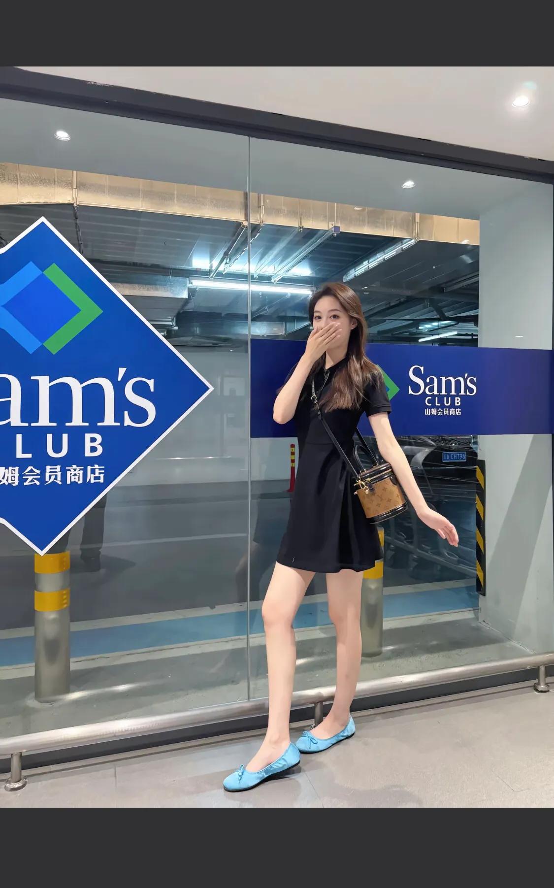 时尚穿搭指南：黑色连衣裙+蓝色乐福鞋，尽显优雅气质！