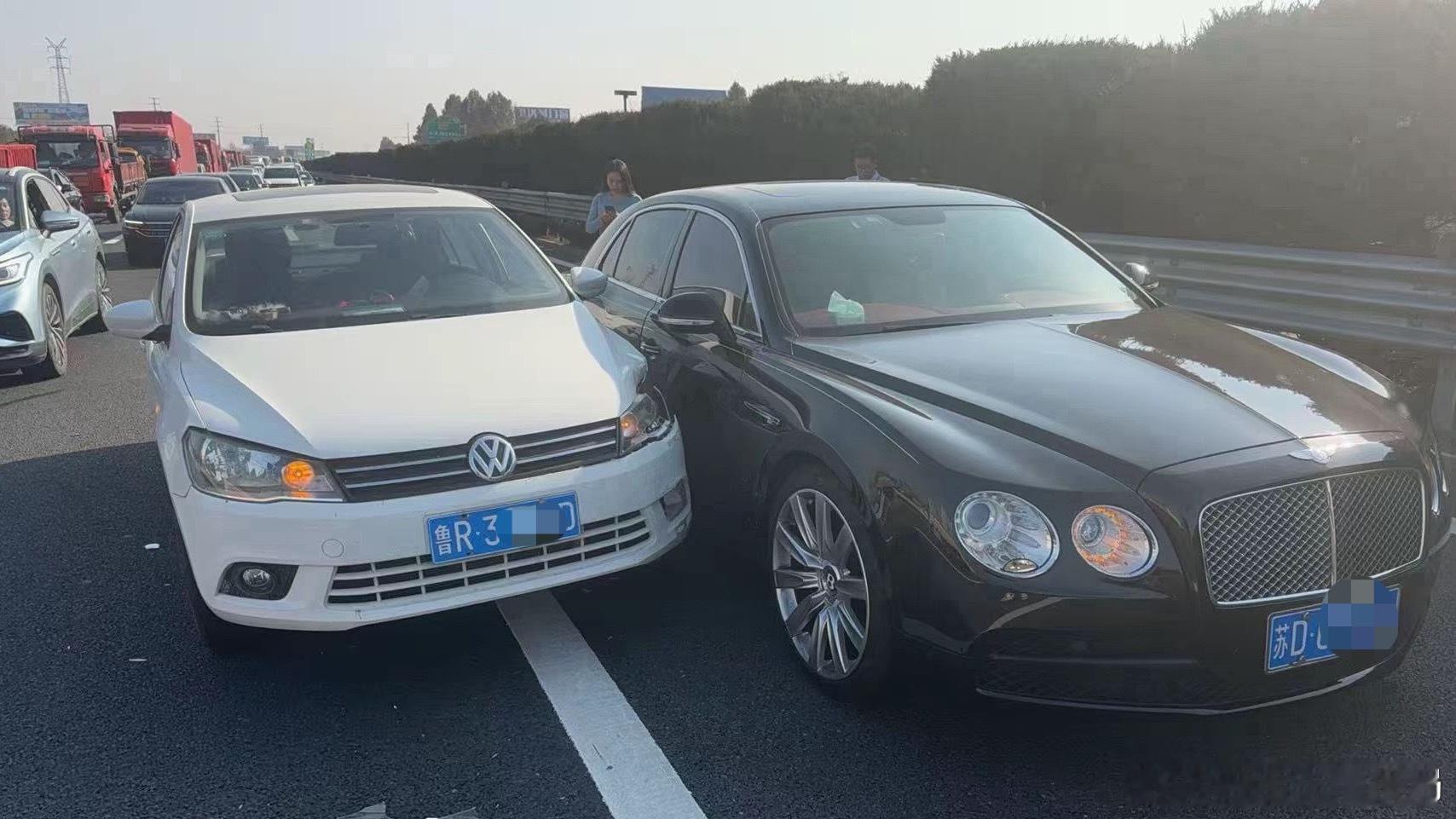 新手跑高速还是那4个字，保持车距祝大家回程平安…