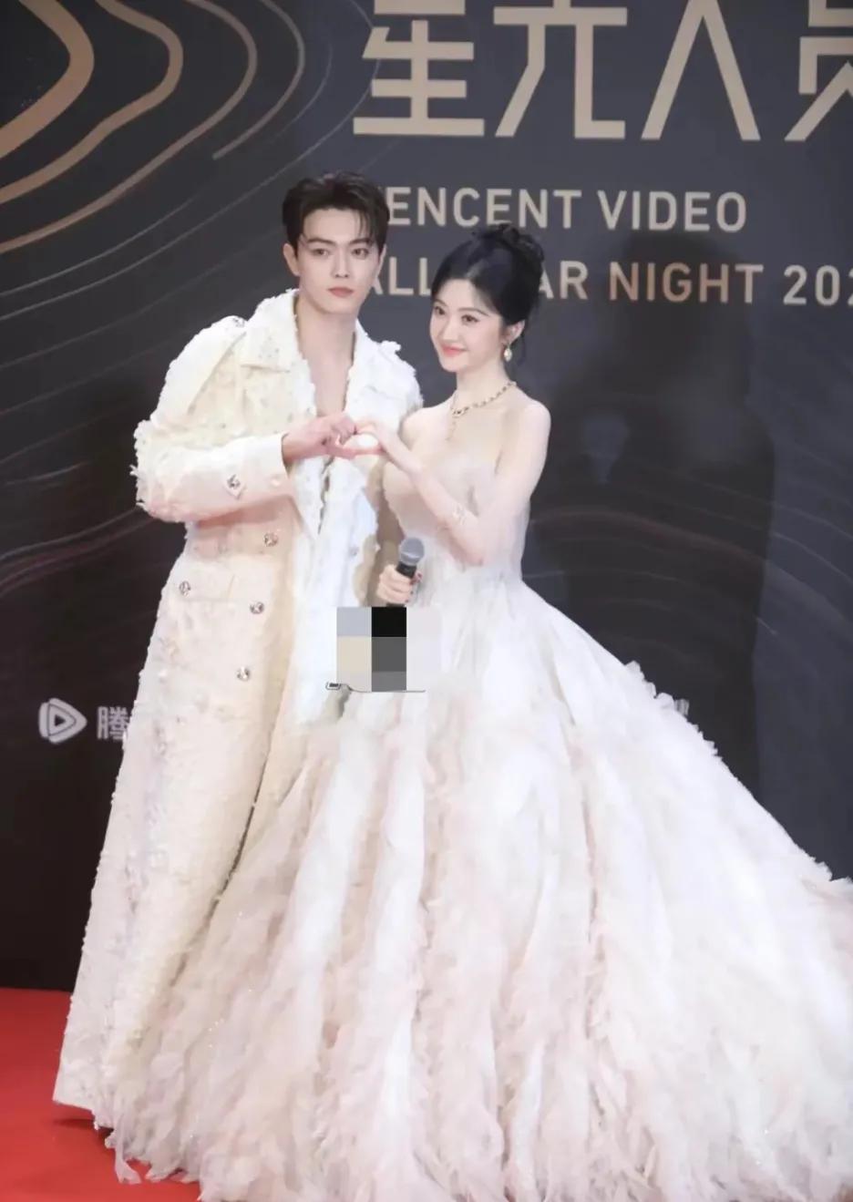 星光大赏
景甜和许凯同框
好甜呀
让人误以为是真的……

两人都是白色造型
透着