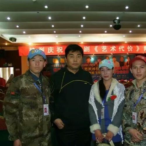 2010年，老戏骨李靖飞和粉丝，一张罕见的留影，出自影视剧《艺术代价》的开机仪式