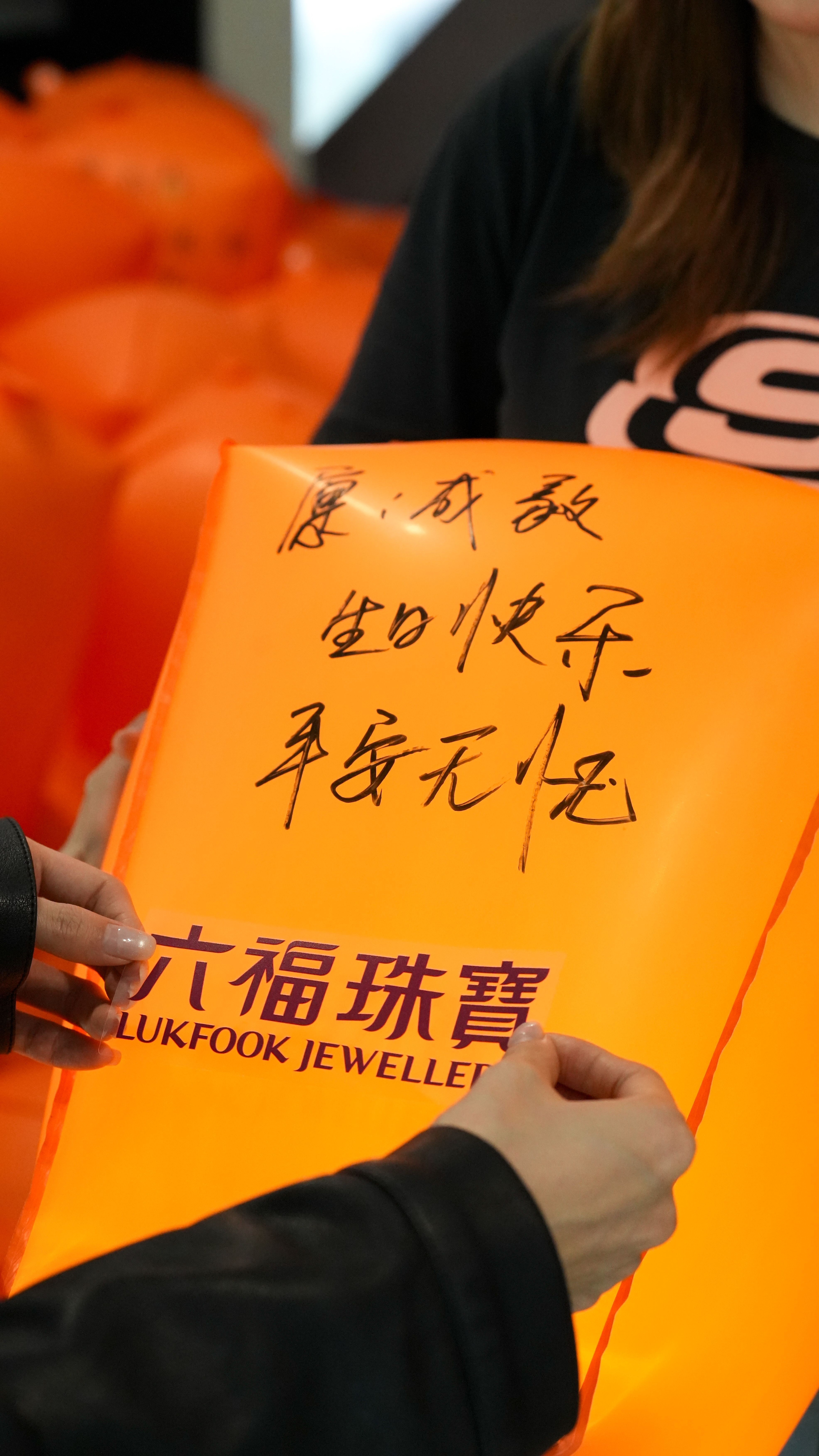 成毅的生日，六福珠宝直接把仪式感和排面拉满——月初推封的V中文版5月生日刊，上线