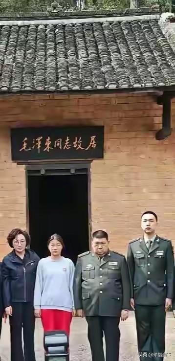 毛家后人低调回韶山！军装后辈站C位，这张合影看哭全网！

韶山冲的青瓦在阳光下泛