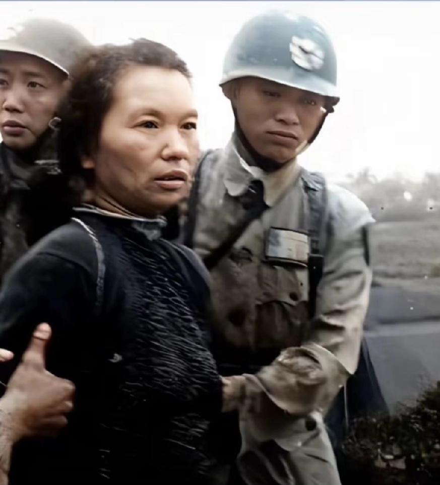 1950年刑场瞬间 | 
她旗袍从容赴死 | 
革命精神永传承
身着旗袍，她勇敢