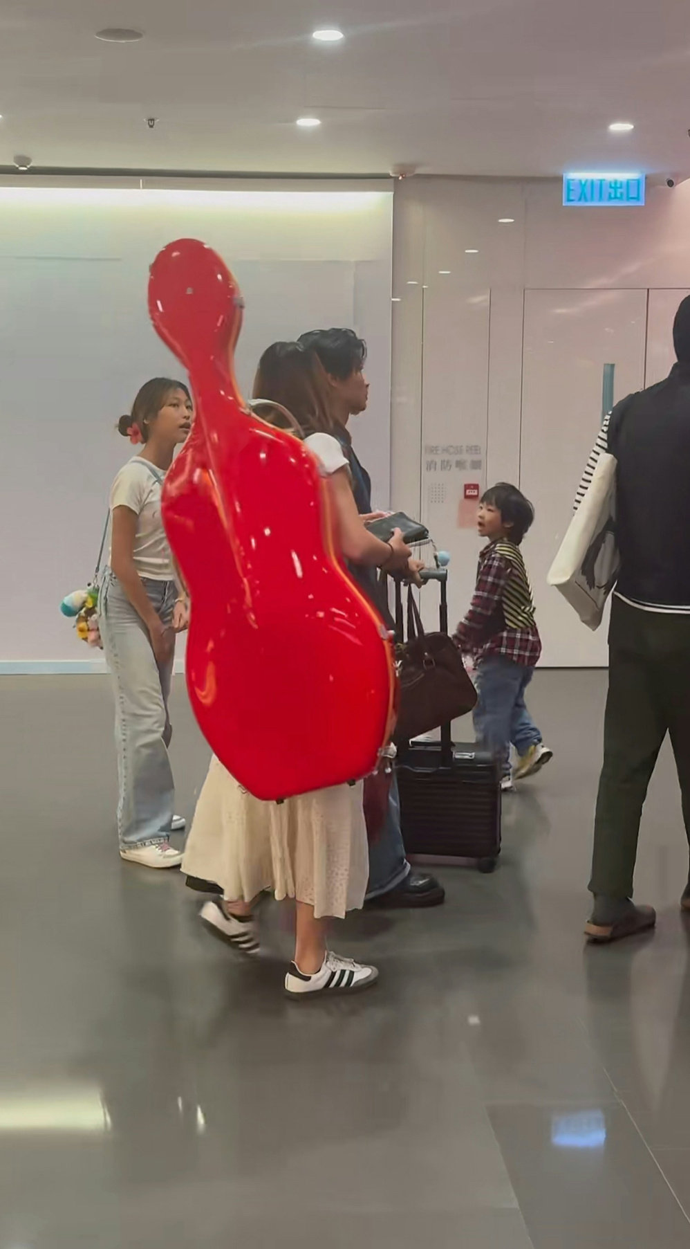 商场偶遇蔡少芬一家五口有网友在商场偶遇蔡少芬一家五口，照片中，52岁的蔡少芬一套