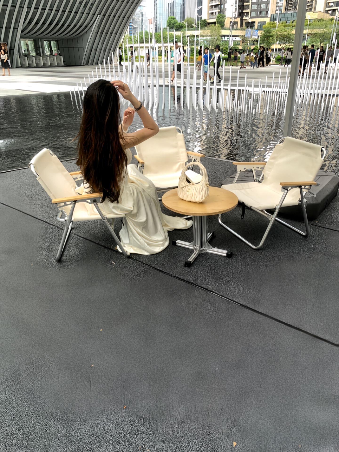 你会遇见更有趣的人 然后慢慢忘了我。我不相信自己会看错人 所以原谅不了...