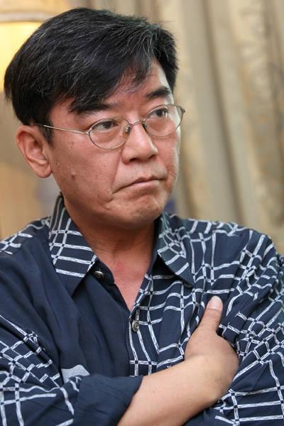 1989年，李立群成名后，父亲试探的对他说：“儿子，在河南老家，你还有一个同父异