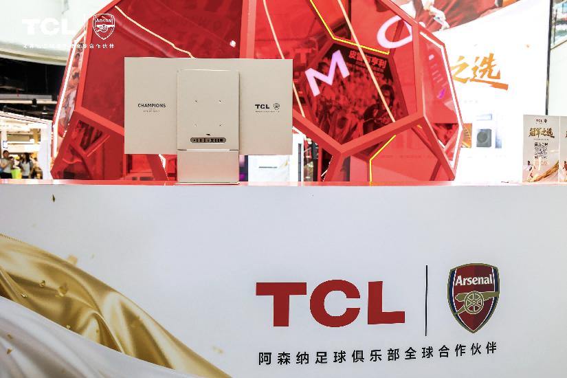英超那边终场哨一吹，苦等多年的阿森纳球迷终于能挺直腰板吼一嗓子：“我们是冠军！”