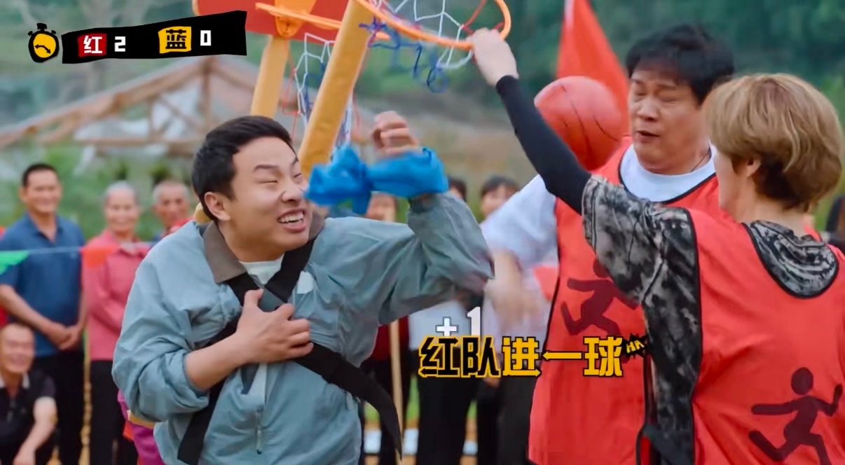 徐志胜背的是枷锁吧徐志胜在五哈被锁了 徐志胜喊"你们管不管球门"的时候，镜头给了