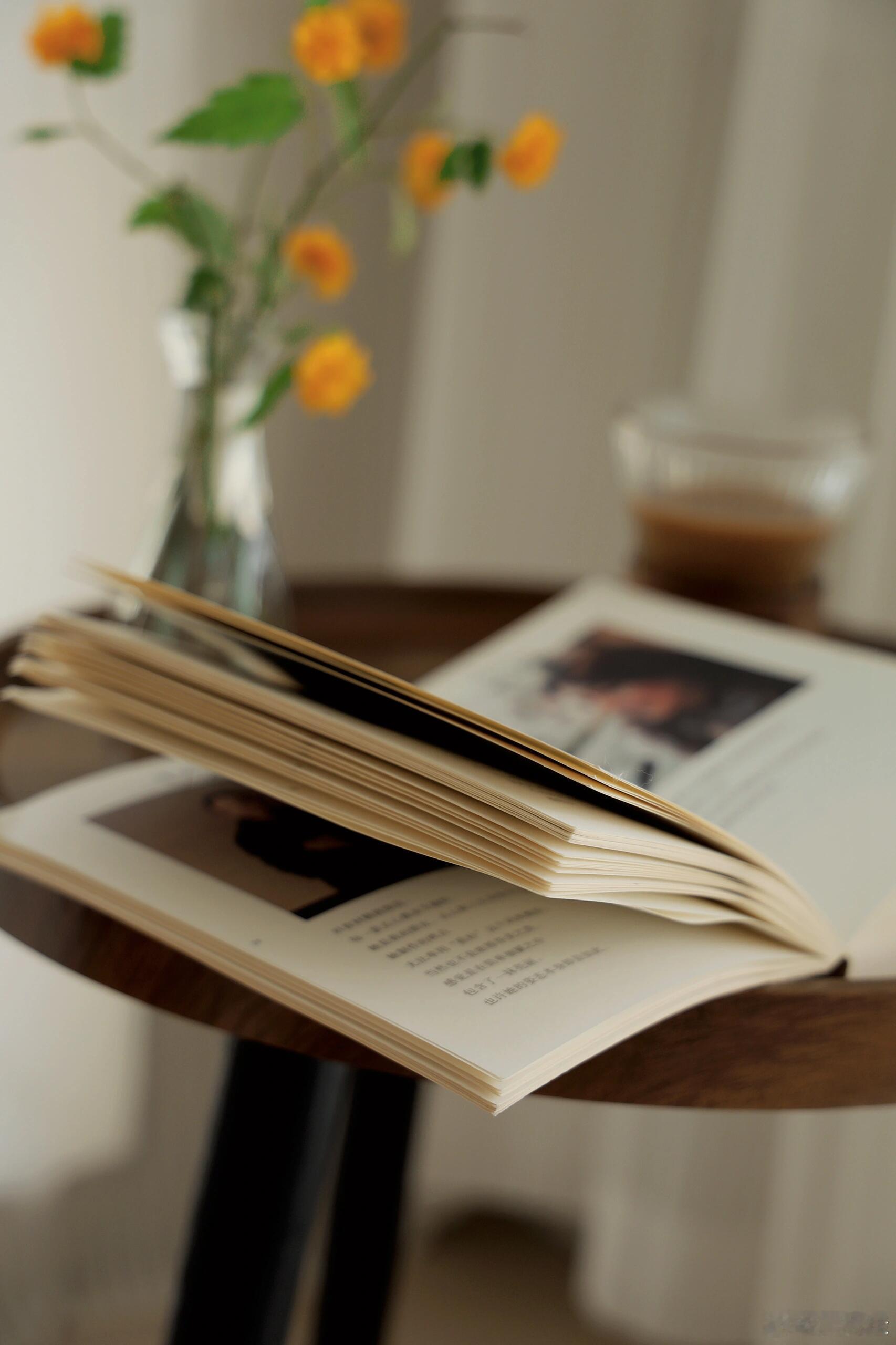 手里紧攥的“未来”不在假装完美的铠甲里而在坦然摊开的掌心中——那里有泪有汗才最真