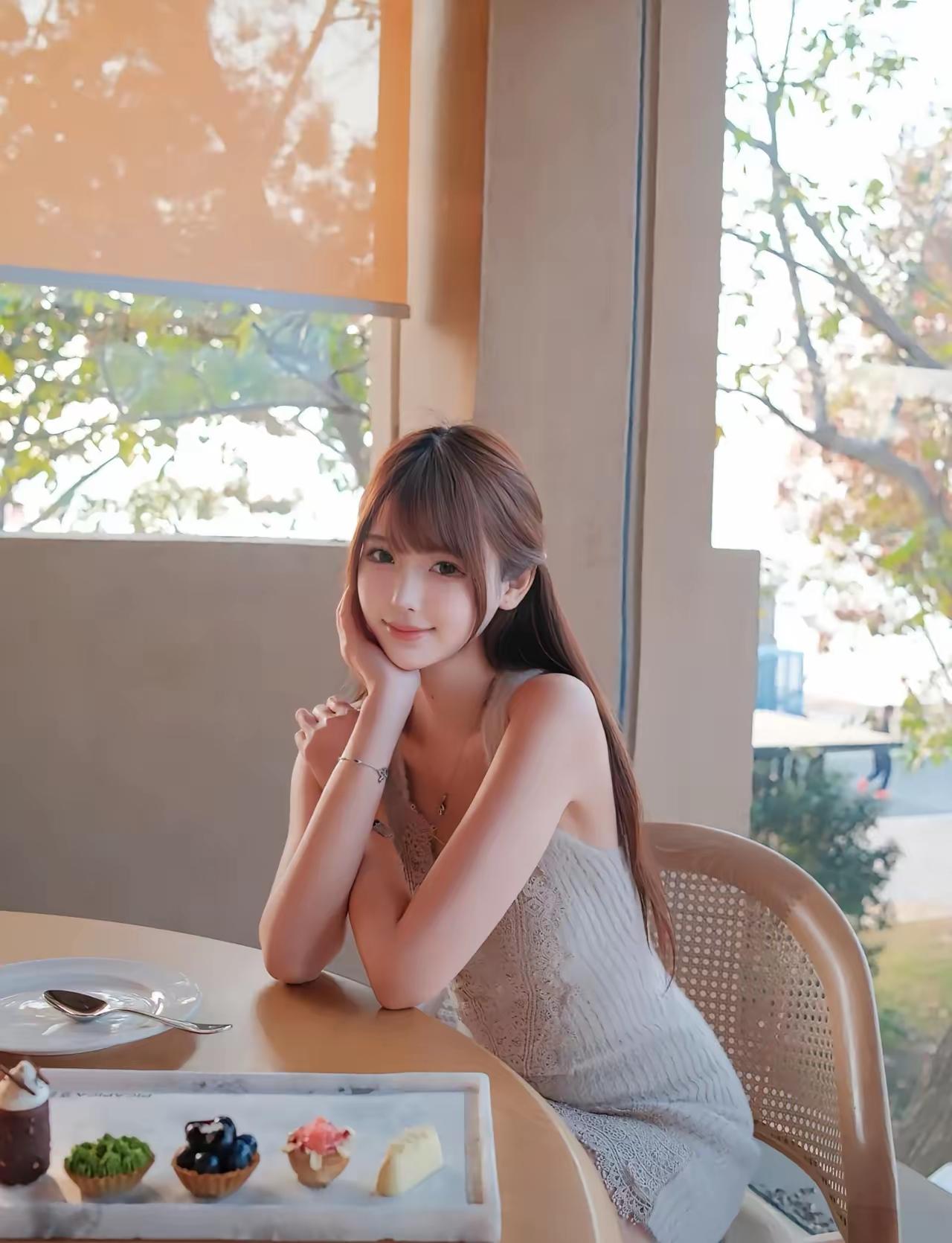 在阳光洒满的咖啡馆里，享受甜蜜的下午茶时光🌞🍰